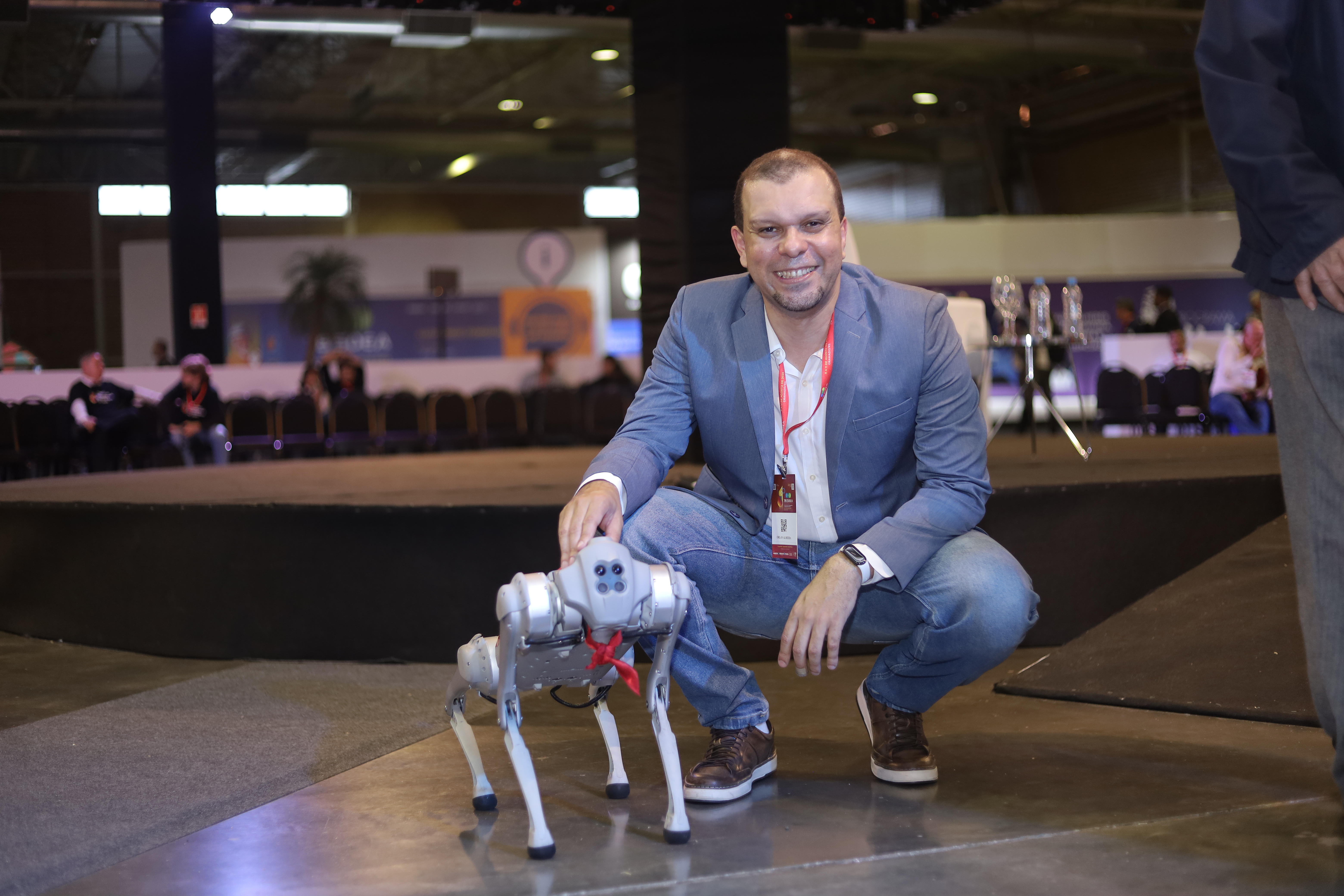 Orlan Almeida, ao lado do mascote Cusco Tech, o cão robô 