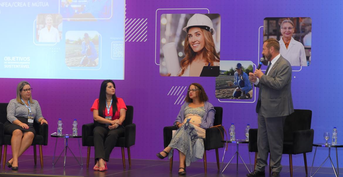 Conselheira Michele Ramos, coordenadora Poliana Siqueira, ministra Luciana Santos e o presidente Joel Krüger no Programa Mulher durante o 12º Encontro de Líderes