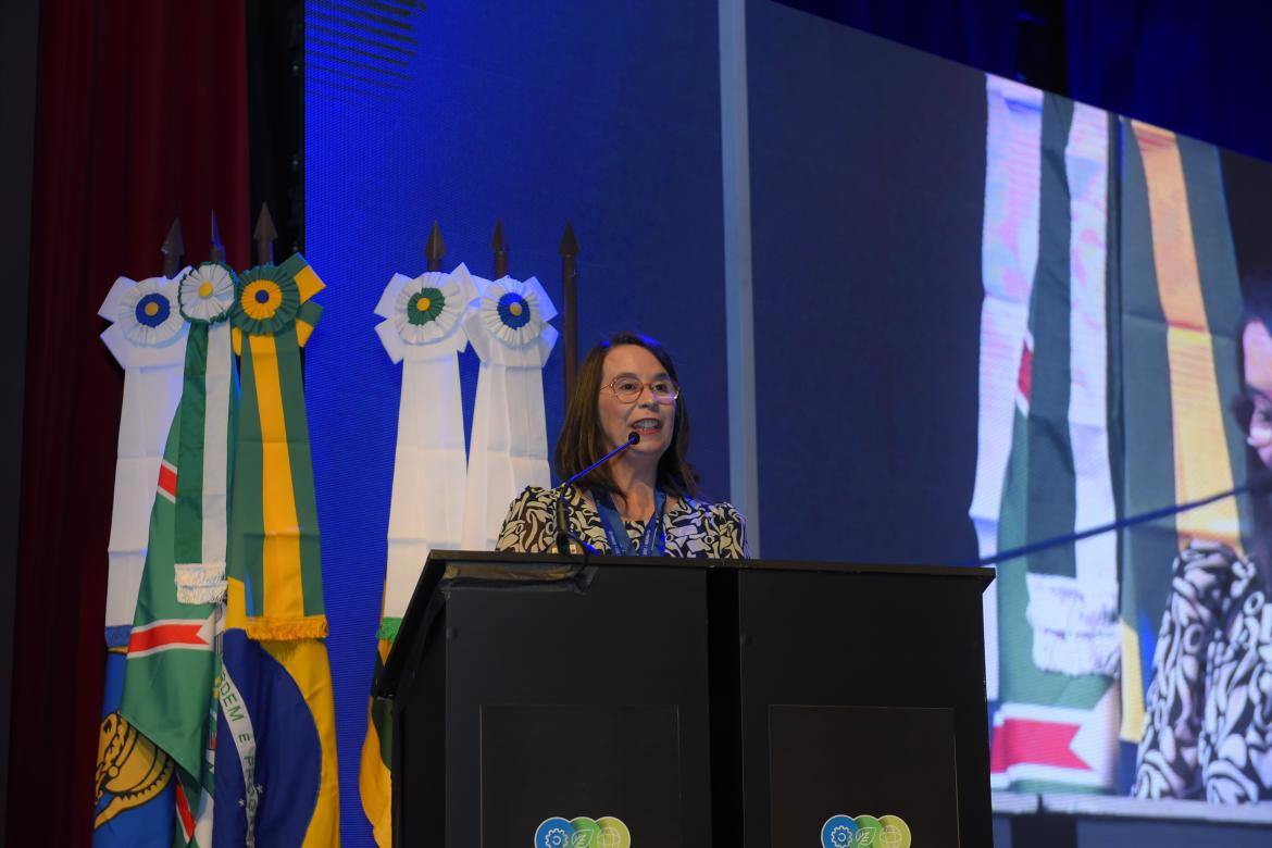 A eng. eletric Maria Emília Tostes em seu discurso representando todos os homenageados