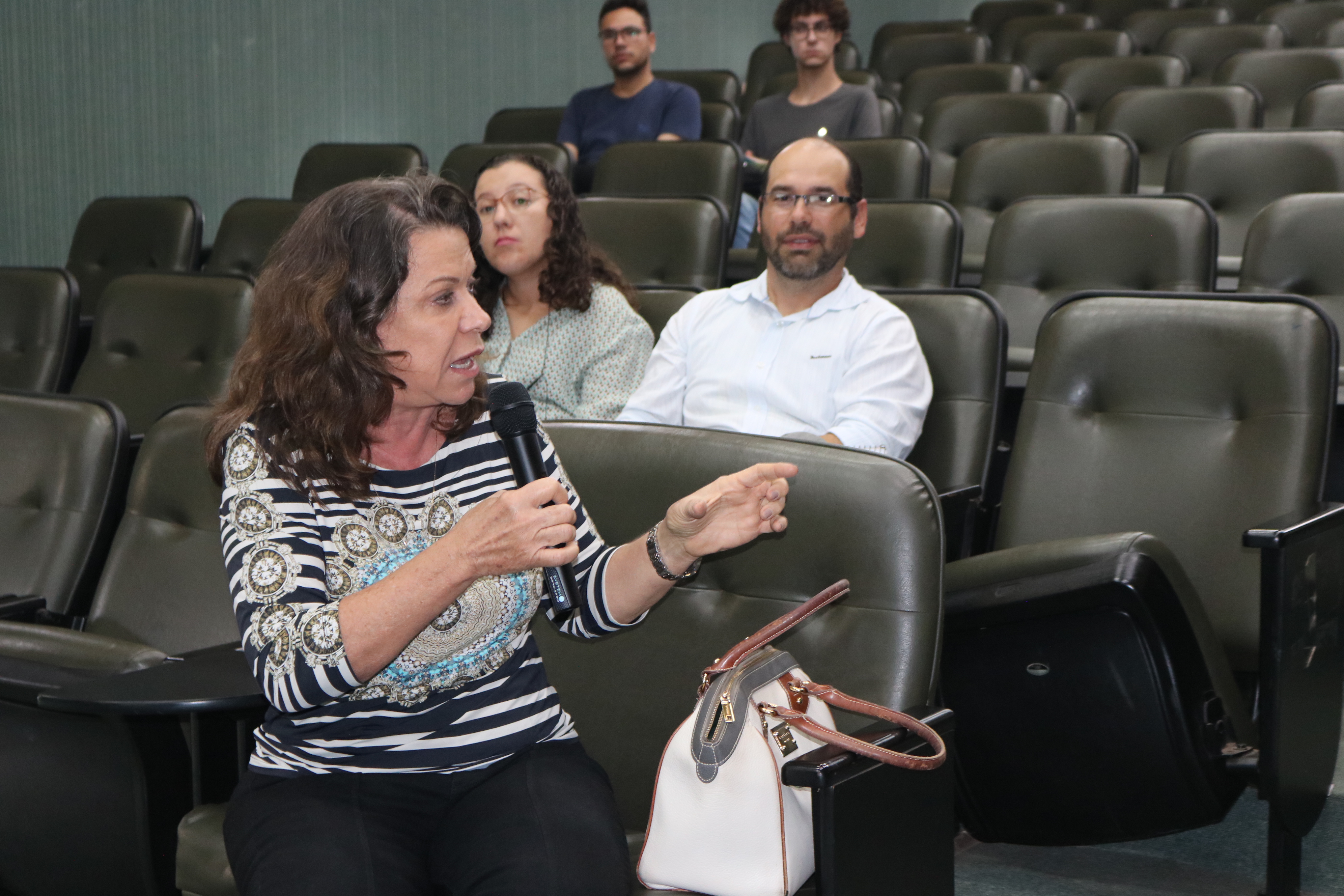 Presidente do Crea-DF, eng. Civ. Fátima Có discursando durante reunião