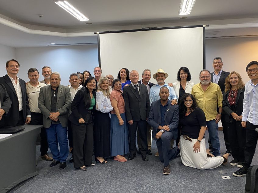 Durante três dias, coordenadores de ética dos Creas de todos os estados brasileiros estão reunidos em Salvador, para a segunda reunião ordinária da Coordenadoria Nacional. O evento, que se estende até quarta-feira (17), discutirá entre tantos assuntos, os impactos do Projeto e Lei PL 1024/2020, que dispõe sobre a alteração da Lei 5.194/1966, na engenharia e agronomia; o lançamento do guia e melhores prática éticas no âmbito do Sistema Confea/Crea; e a elaboração de procedimento padronizado para todos os Creas para recebimento e processamento inicial de denúncias e infração ao Código de Ética. A abertura do evento contou com a participação do vice-presidente do Crea-BA, engenheiro civil Jaime da Cruz, que na ocasião representou o presidente Joseval Carqueija; da conselheira federal pela Bahia, Michele Costa; do Coordenador Nacional das Câmaras de Ética, Nelson Burille; da coordenadora adjunta, Márcia Cristina Luna; e do coordenador da Comissão de Ética da Bahia, Neuziton Rapadura.    Além de dar boas-vindas aos coordenadores, Jaime da Cruz destacou a importância de discutir a ética em momentos difíceis que o País está passando na política e na governança. Destacou os esforços da Bahia em agilizar os trâmites dos processos éticos e reforçou a relevância do tema não só para os profissionais, mas também para a sociedade.  A conselheira federal Michele Costa, responsável pela Comissão de Ética e Exercício Profissional (CEEP) explicou a estratégia aprovada em plenária para a realização dos encontros regionais em 2023. “A ideia é realizar eventos com conteúdos técnicos que agreguem valor para o profissional e não evento por evento. O primeiro será realizado na região Sudeste, na cidade de São Paulo, em 12 de junho. Este já foi aprovado em plenária. Até novembro, realizaremos em todas as regiões do país. Teremos com esse método, mais capilaridade de chegar aos regionais “, acrescenta, destacando a disposição do Confea em apoiar às comissões regionais e requerendo proposições da coordenadoria na organização dos eventos.  