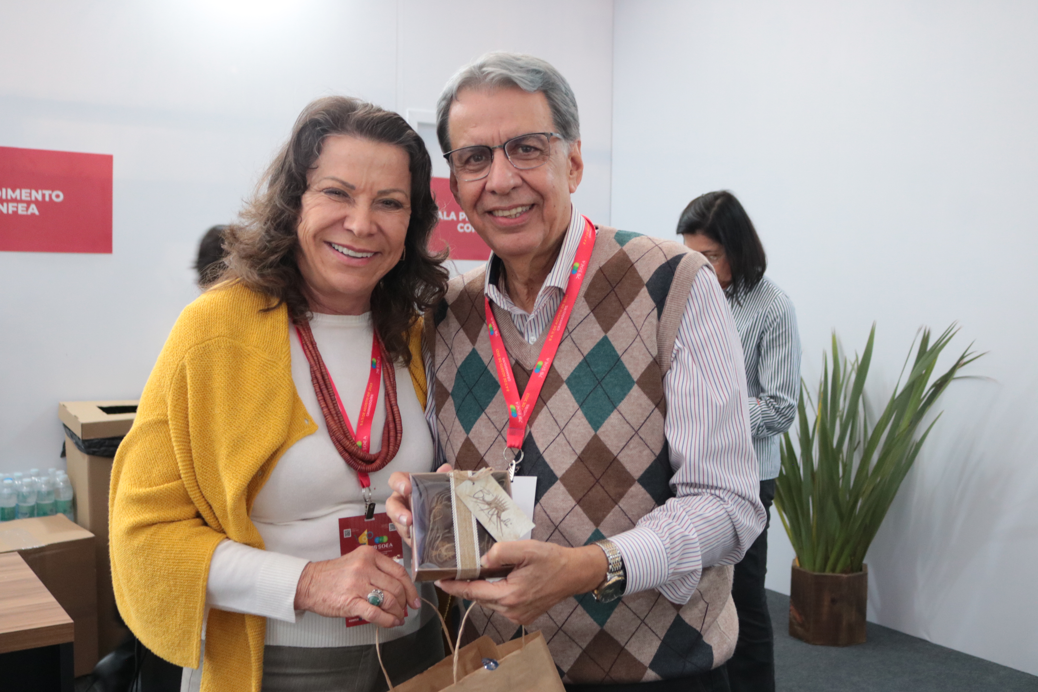 A presidente do Crea-DF, Fátima Có e o diretor-presidente da Mútua, Francisco Almeida contemplam última dia de evento