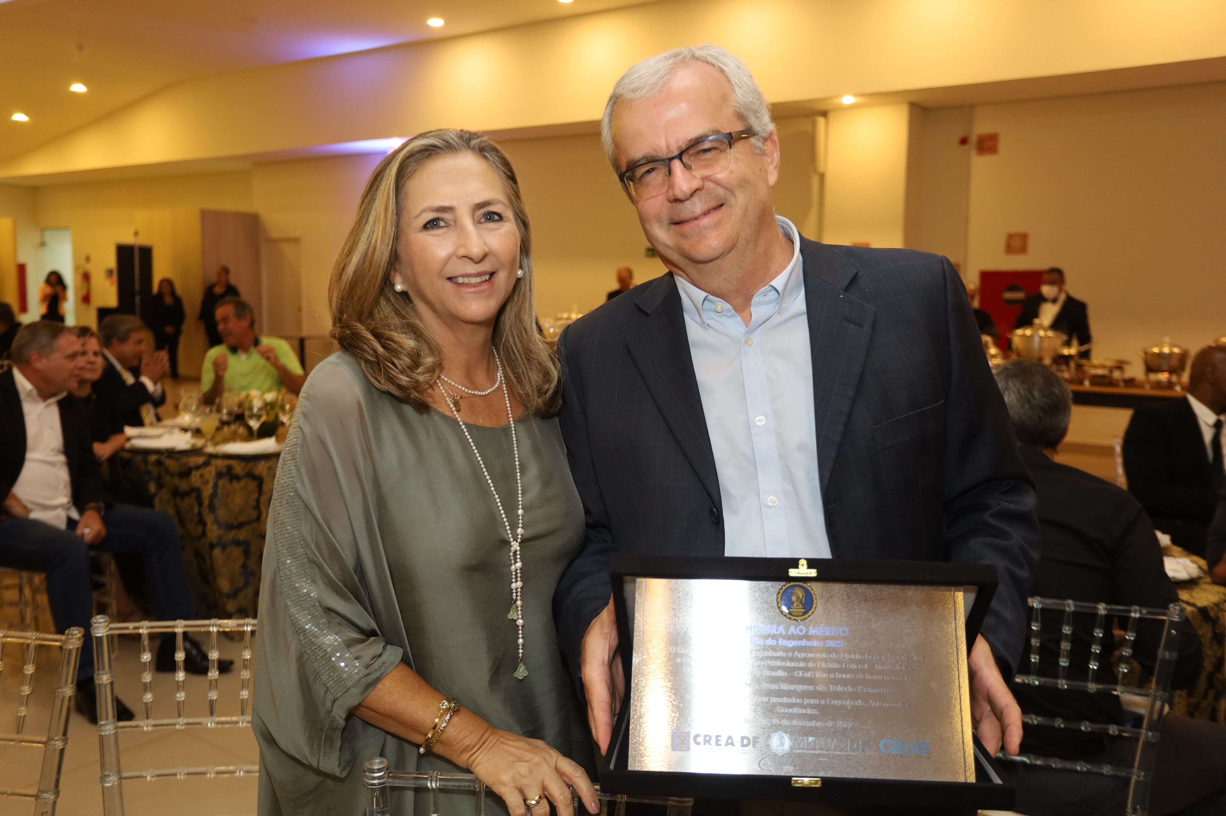 Eng. Eletrotec. Ivan Marques de Toledo Camargo recebe placa de homenagem