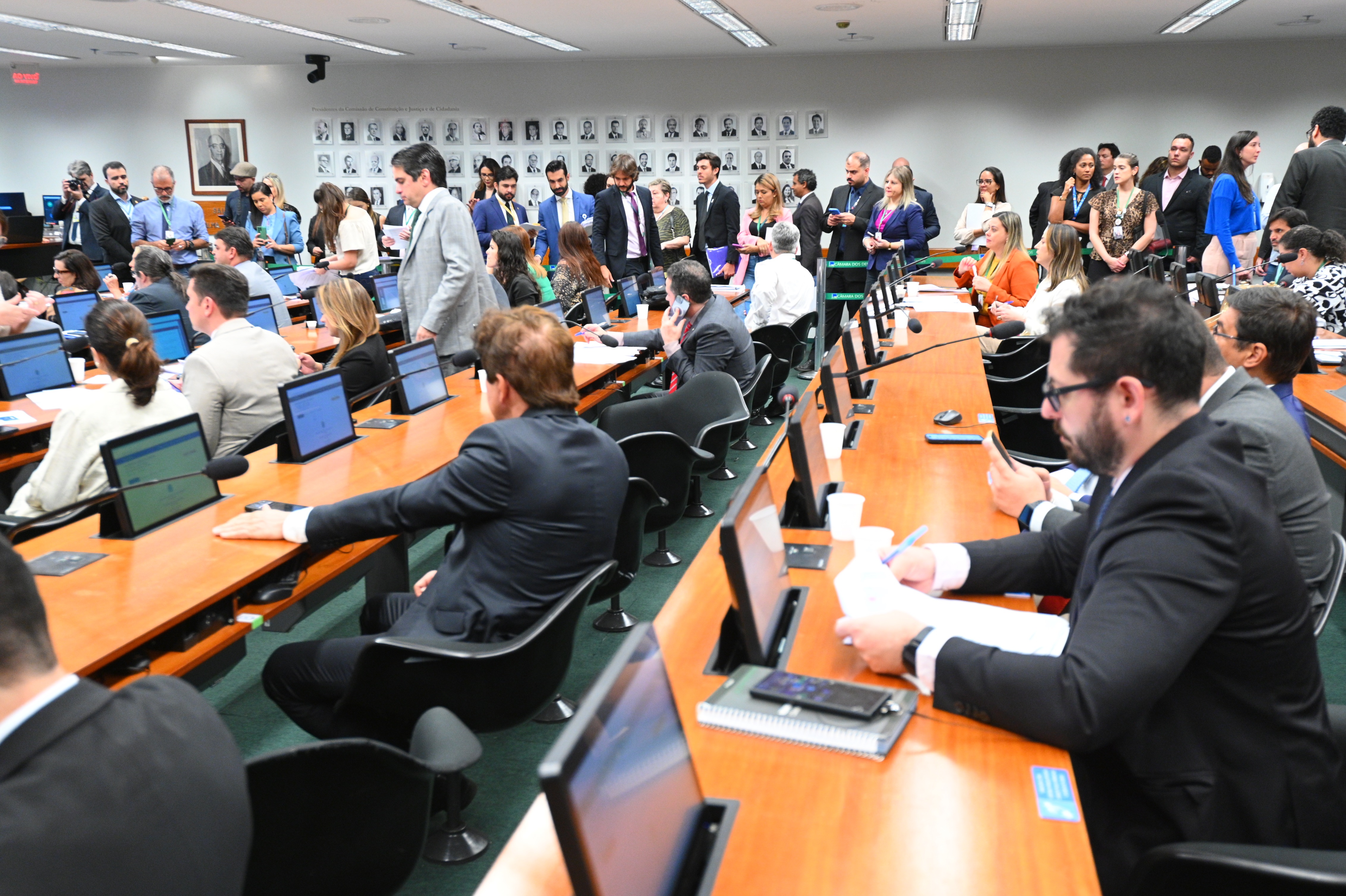 Comissão de Constituição, Justiça e Cidadania da Câmara dos Deputados retirou a proposta de votação