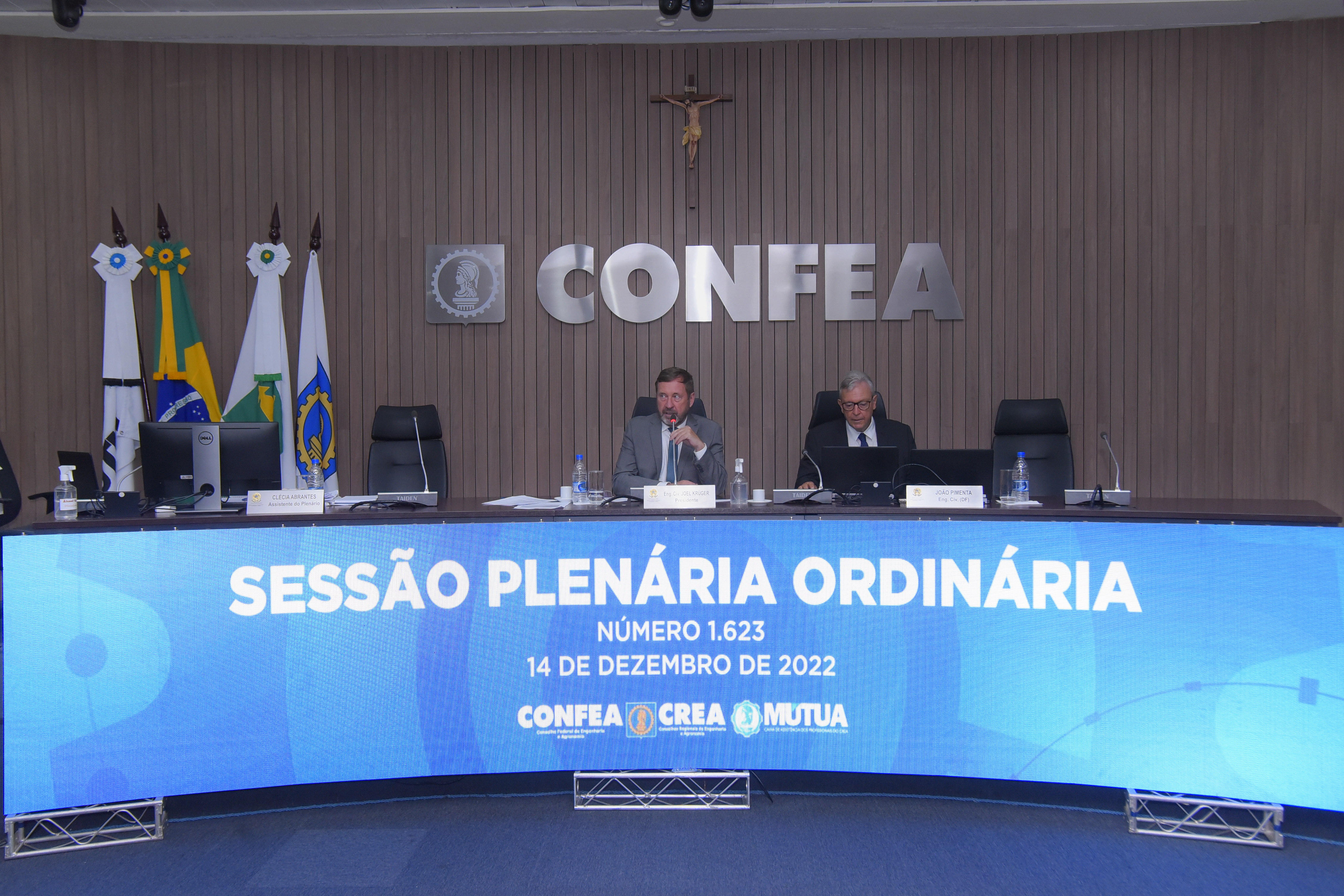 Presidente e vice-presidente do Confea, Joel Krüger e João Carlos Pimenta, respectivamente, na condução dos trabalhos da plenária